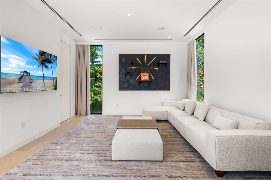 Upstairs family room/extra bedroom