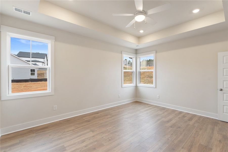 Spacious, unfurnished interior of a new home in Eagle Creek, Central (Image 20).