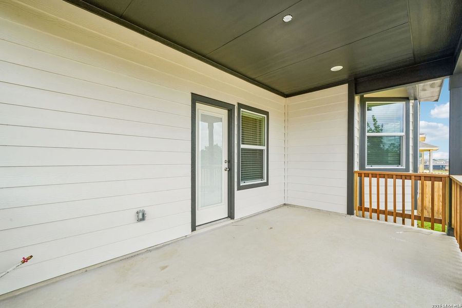 Exterior details and patio area of a home in Thomas Pond, San Antonio (Image 4).