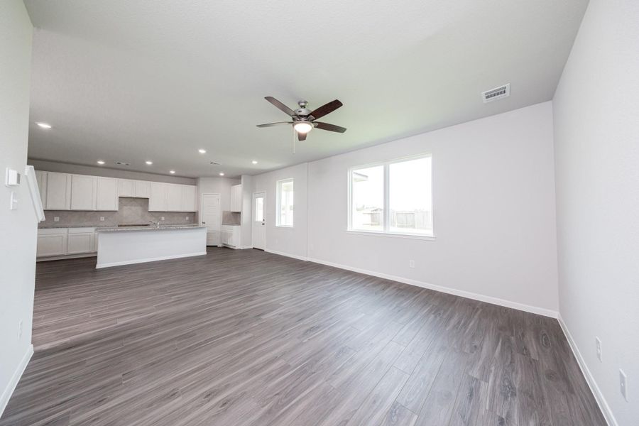 Spacious, unfurnished interior of a new home in Granger Pines, Conroe (Image 12).