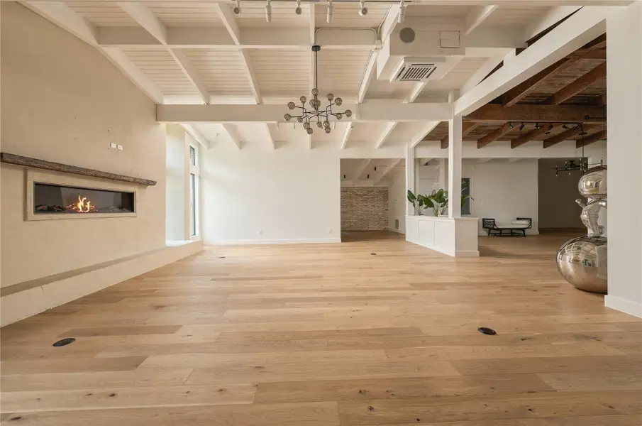 Spacious, unfurnished interior of a new home in , Houston (Image 27).