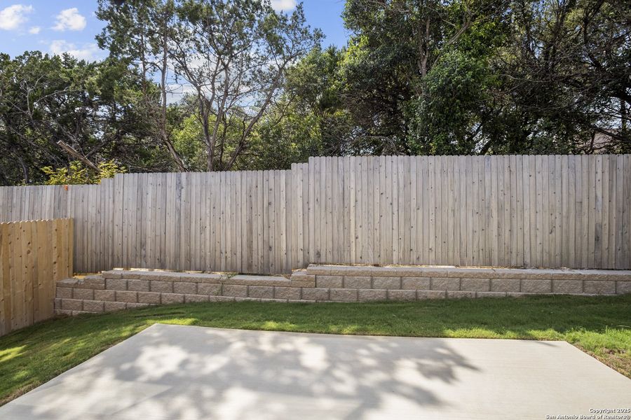 Exterior details and patio area of a home in Rosemont Hill, San Antonio (Image 3).