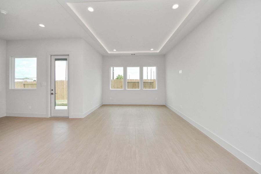 Spacious, unfurnished interior of a new home in Alicante, Houston (Image 25).