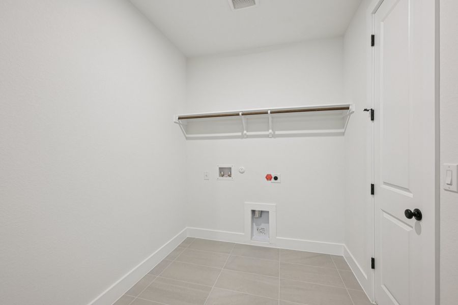 Spacious, unfurnished interior of a new home in Persimmon, Buda (Image 18).