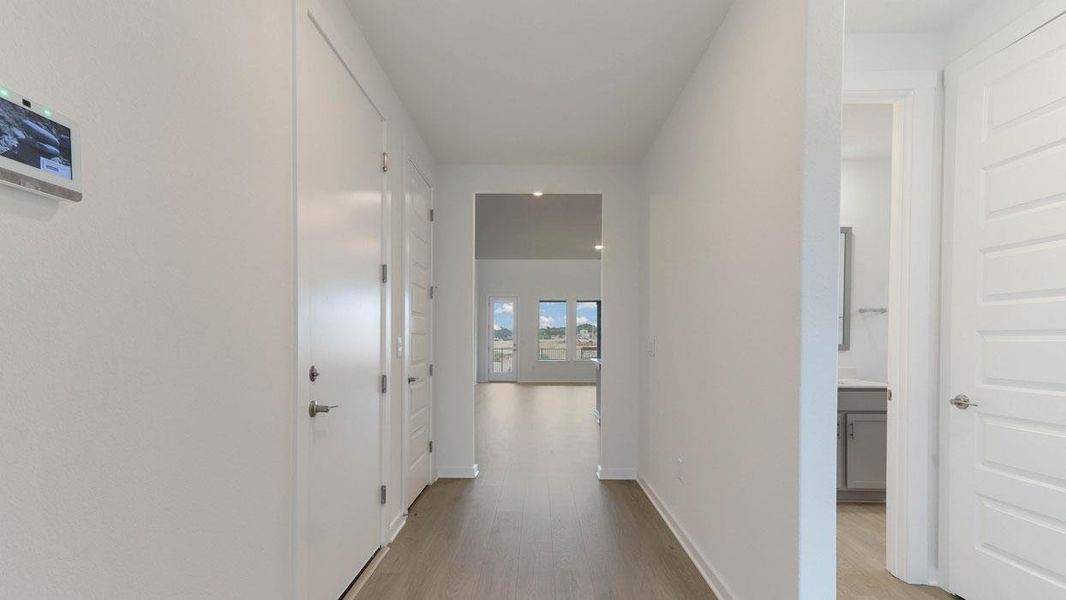 Spacious, unfurnished interior of a new home in Rosenbusch Ranch, Leander (Image 14).