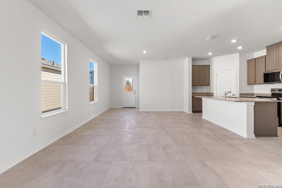 Spacious, unfurnished interior of a new home in Spanish Trails, San Antonio (Image 16). Spacious, unfurnished interior of a new home in Spanish Trails, San Antonio (Image 16).