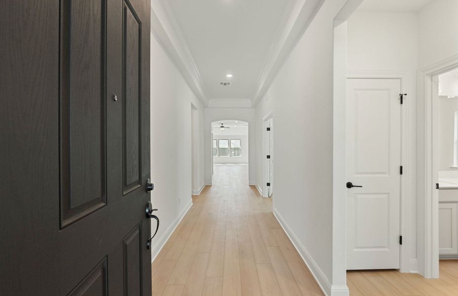 Spacious, unfurnished interior of a new home in Crescent Bluff, Georgetown (Image 20).