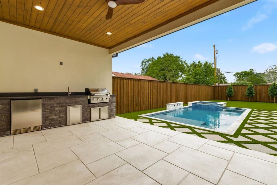 Exterior details and patio area of a home in , Dallas (Image 3).