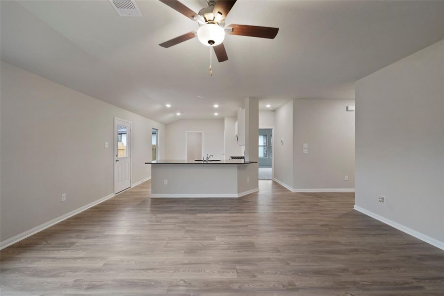 Spacious, unfurnished interior of a new home in Lexington Heights, Willis (Image 9).