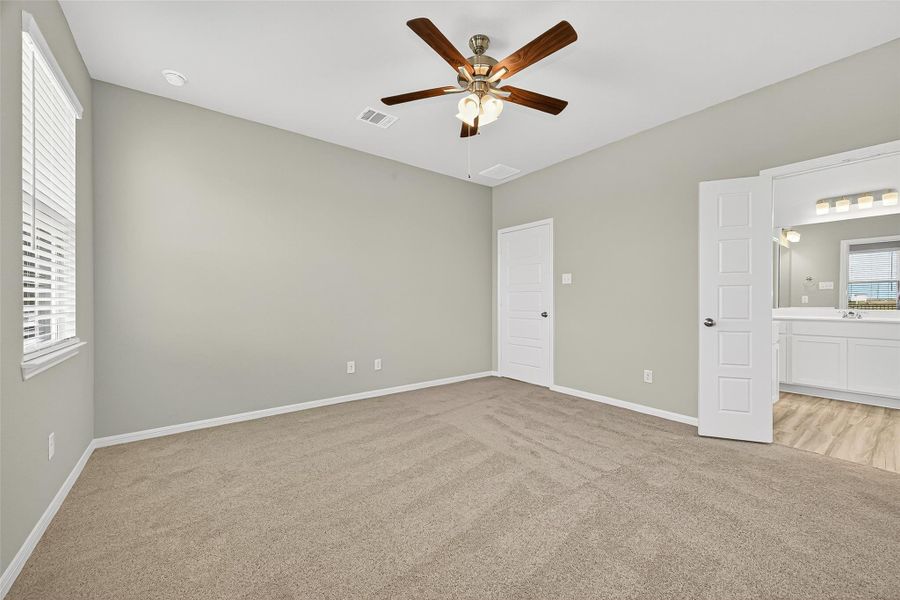 Spacious, unfurnished interior of a new home in Sunterra, Katy (Image 35).