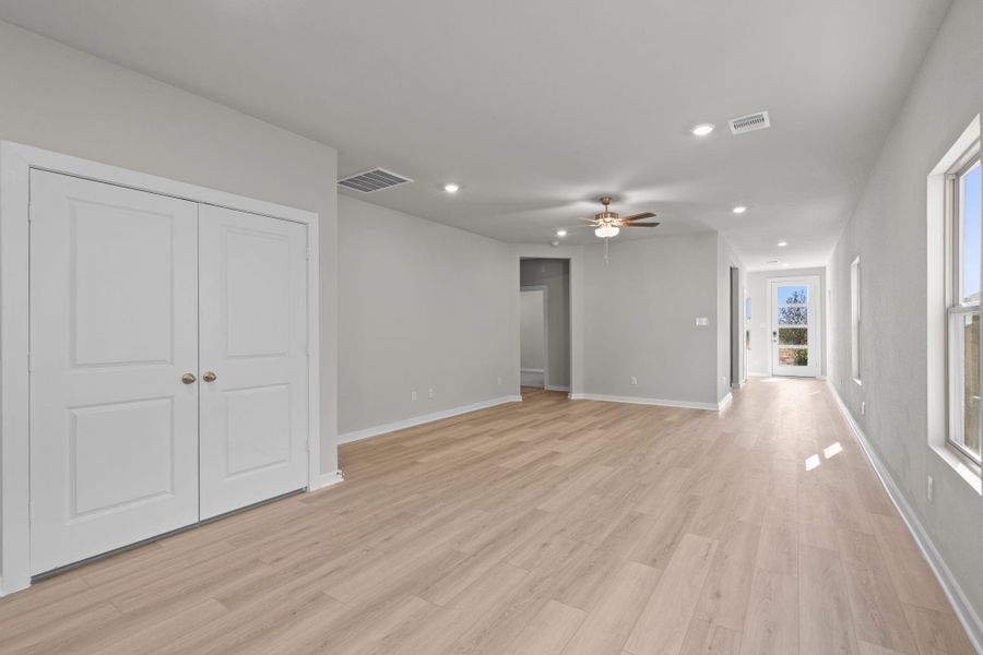 Spacious, unfurnished interior of a new home in Westridge Cove, Conroe (Image 23).