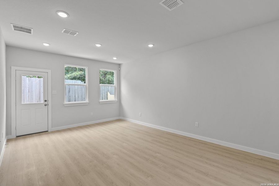 Spacious, unfurnished interior of a new home in Rosemont Hill, San Antonio (Image 29).