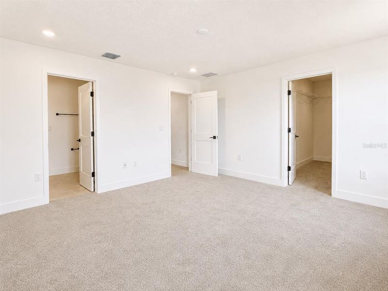 Spacious, unfurnished interior of a new home in , St. Cloud (Image 22).