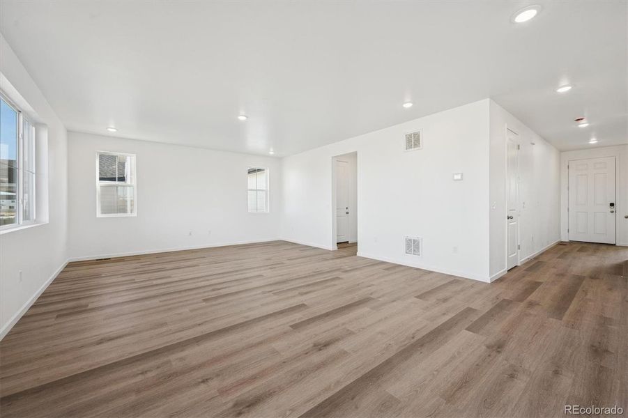 Spacious, unfurnished interior of a new home in Vista West, Keenesburg (Image 16).