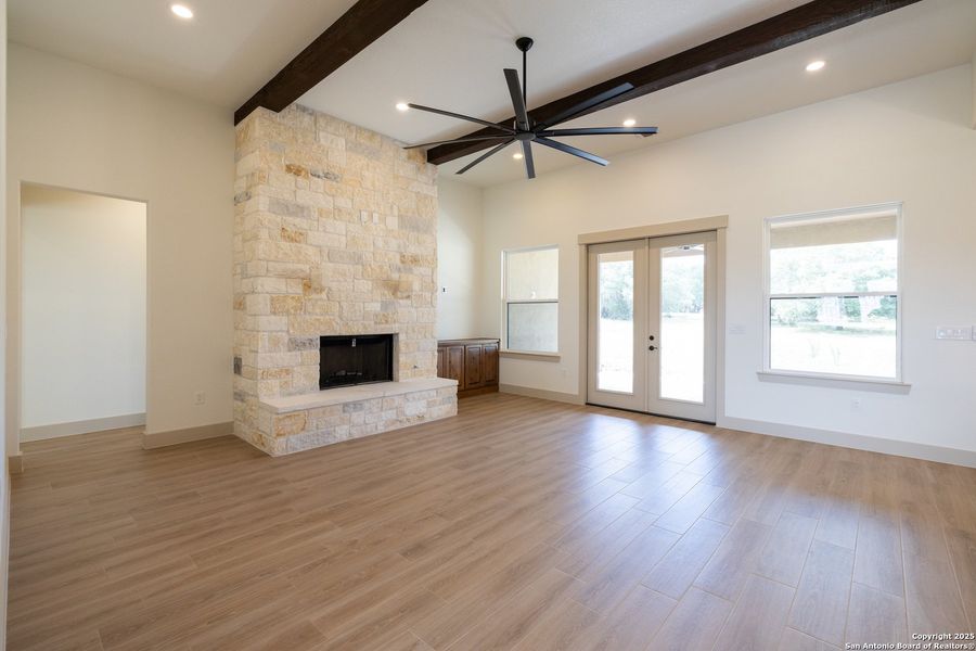 Spacious, unfurnished interior of a new home in , Bandera (Image 19).