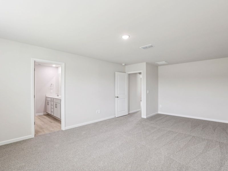 Spacious, unfurnished interior of a new home in River Glen, Angier (Image 12).