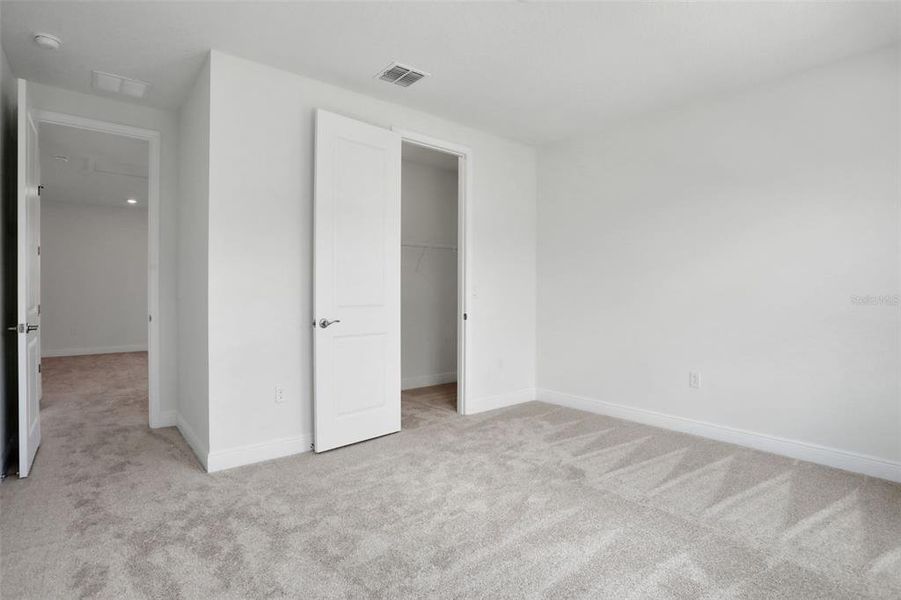 Spacious, unfurnished interior of a new home in Bungalow Walk at Lakewood Ranch, Sarasota (Image 25).