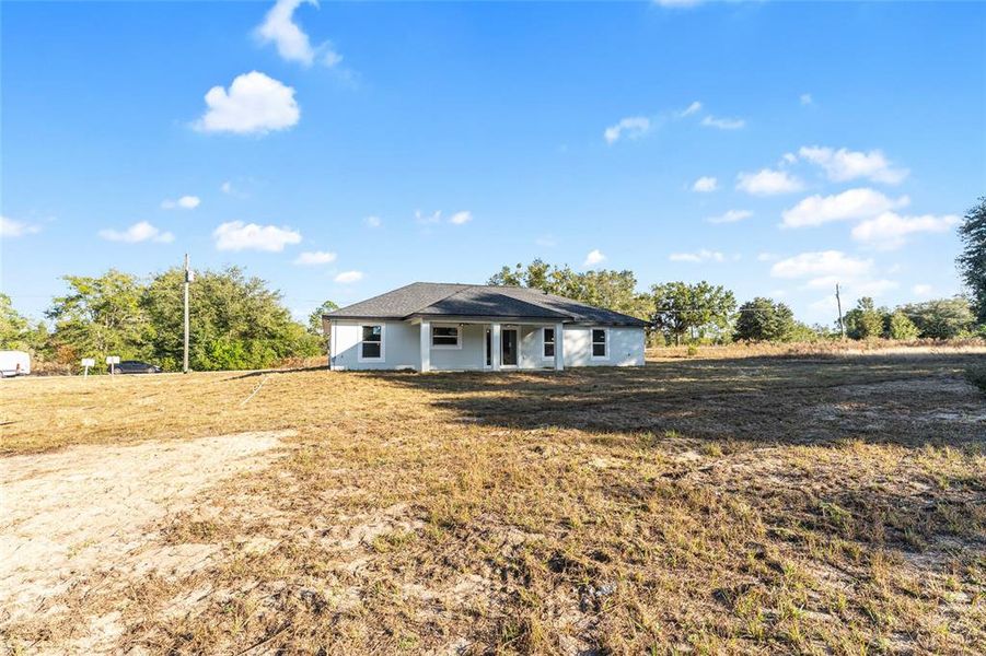 Exterior details and patio area of a home in , Dunnellon (Image 34).