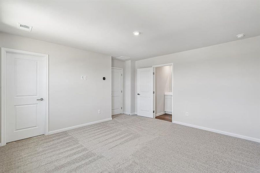 Spacious, unfurnished interior of a new home in Somerset, Santee (Image 14).