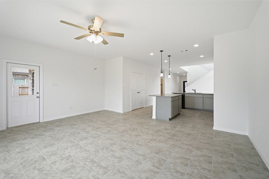Spacious, unfurnished interior of a new home in Lago Mar, Texas City (Image 23).