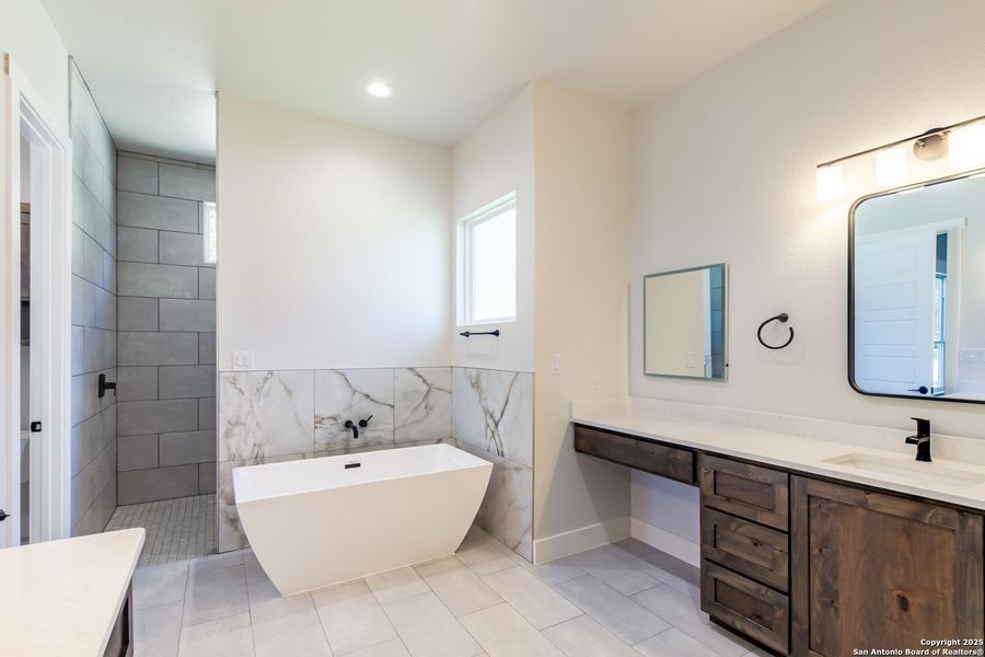 Furnished interior view inside a new home in , La Vernia (Image 4).