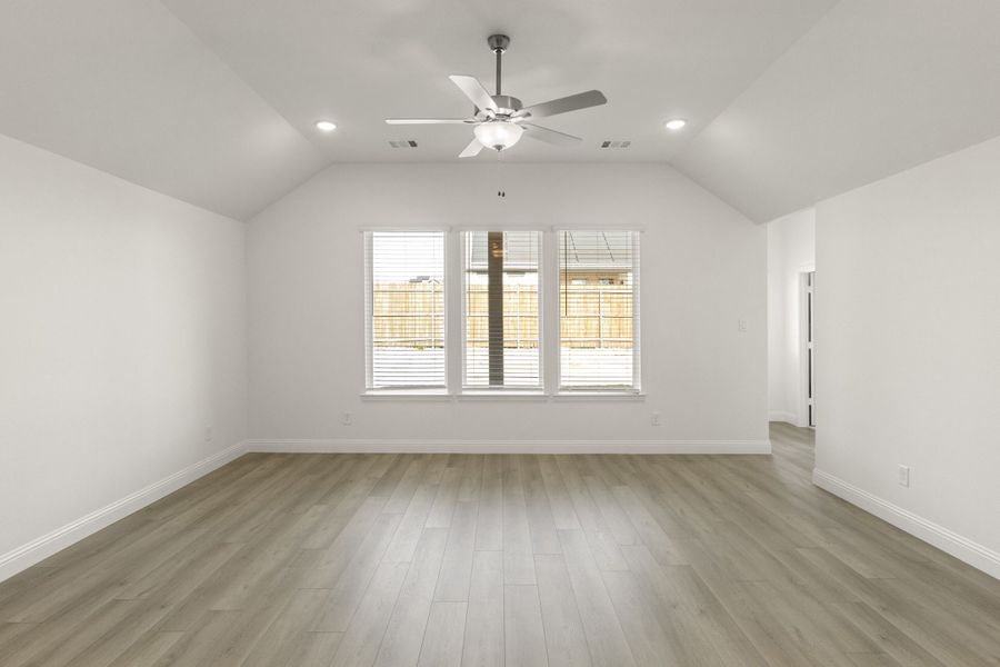 Spacious, unfurnished interior of a new home in Keeneland, Aubrey (Image 23).