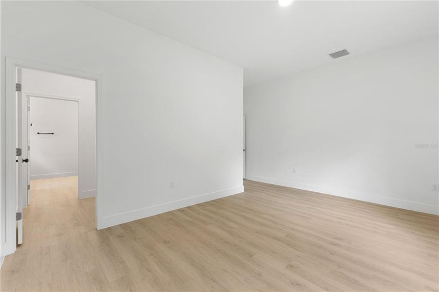 Spacious, unfurnished interior of a new home in , Ocala (Image 15).