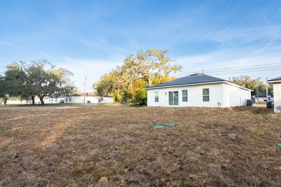 Exterior details and patio area of a home in , Apopka (Image 3).