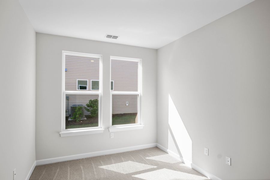 Spacious, unfurnished interior of a new home in Coastal Club of the Carolinas, Calabash (Image 15).