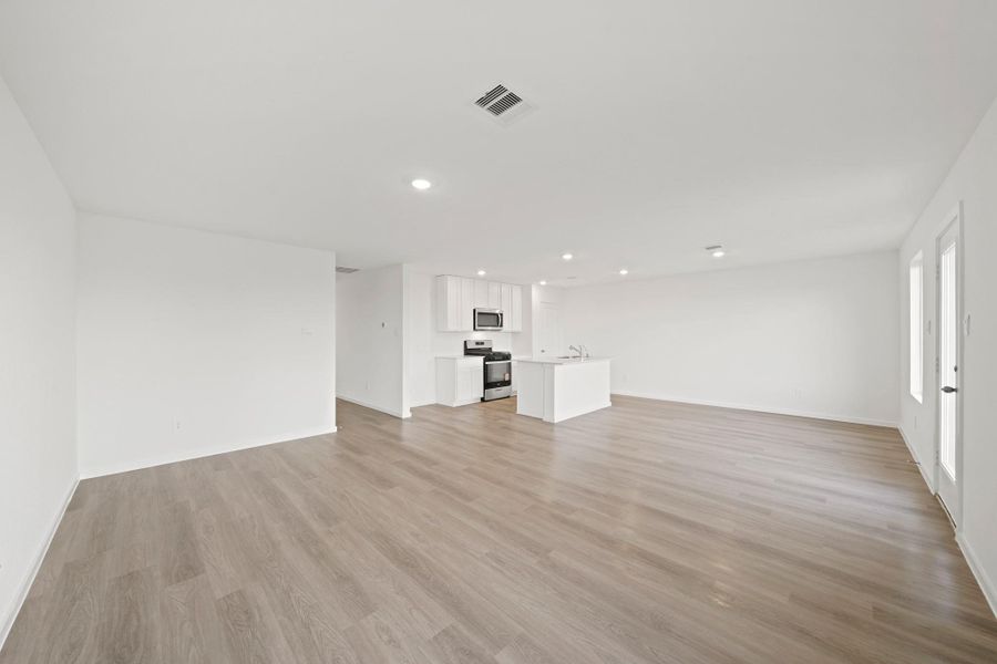 Spacious, unfurnished interior of a new home in Sunterra Lakes, Brookshire (Image 15).