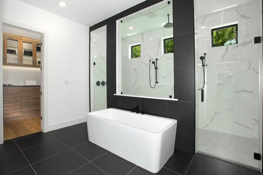 The Lynmar II Primary Bath