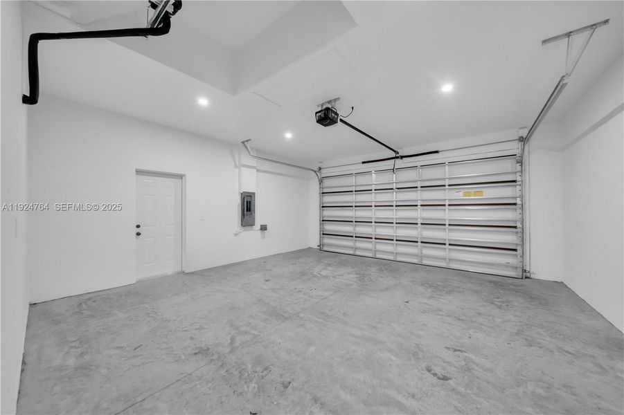 Spacious, unfurnished interior of a new home in , Lehigh Acres (Image 21).