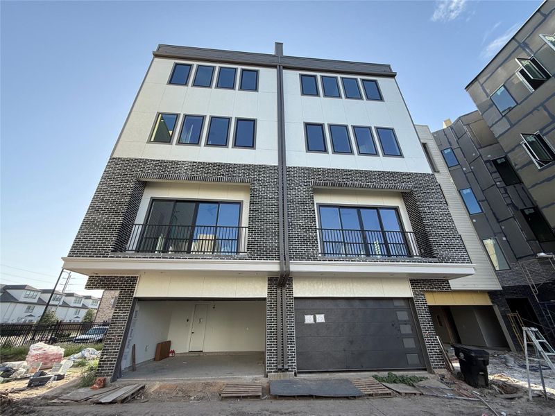 Condo located in Houston, TX showcasing its design and architecture (Image 3).
