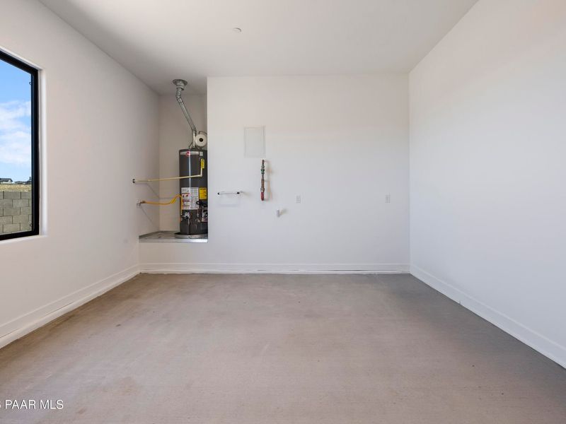 Spacious, unfurnished interior of a new home in Hidden Hills, Prescott (Image 30).