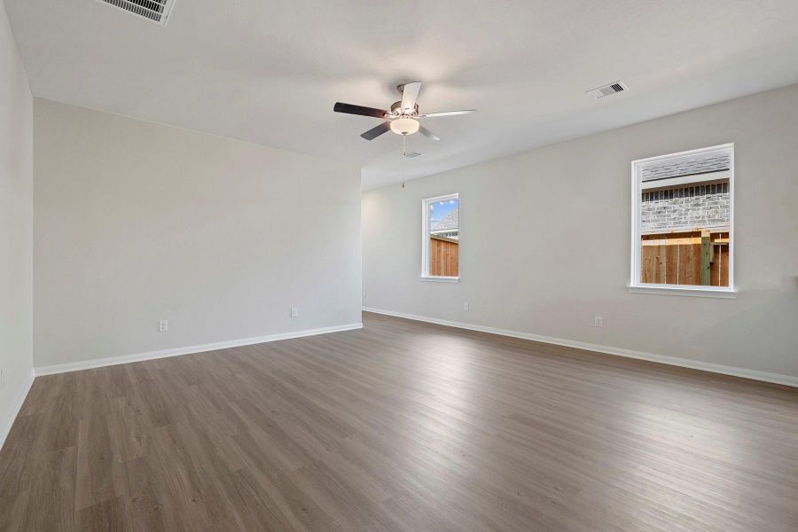 Spacious, unfurnished interior of a new home in Canterra Creek, Iowa Colony (Image 7).