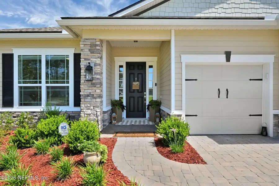 Exterior details and patio area of a home in , Yulee (Image 3).