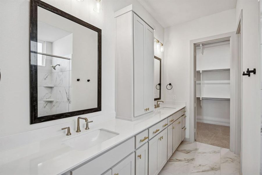 Plenty of space for two in this wonderful owner's bath! Plenty of space for two in this wonderful owner's bath!