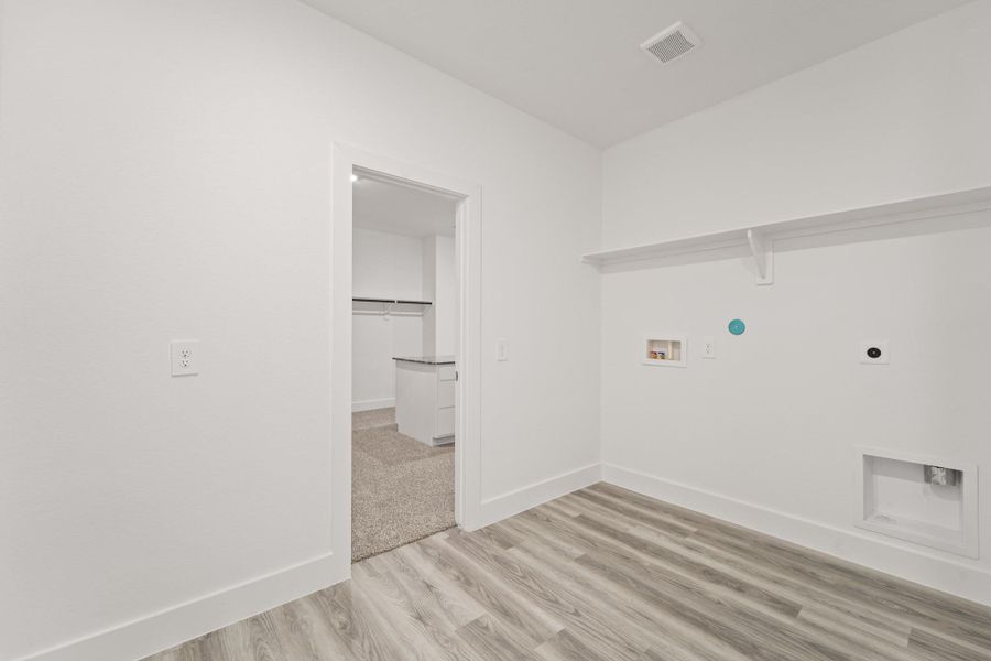 Spacious, unfurnished interior of a new home in Riverside Estates, Mont Belvieu (Image 17).