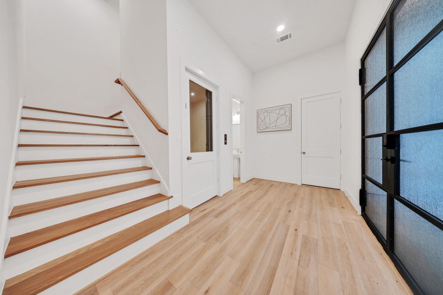 Spacious, unfurnished interior of a new home in Lake Pointe, Sugar Land (Image 22). Spacious, unfurnished interior of a new home in Lake Pointe, Sugar Land (Image 22).