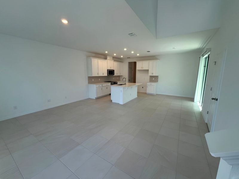 Spacious, unfurnished interior of a new home in Cypress Bluff, Groveland (Image 5).