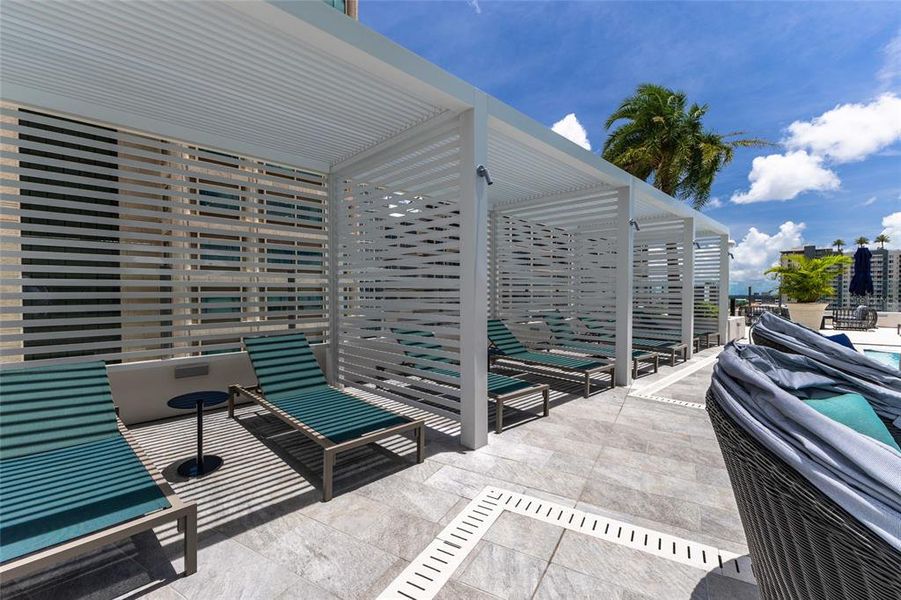 Condo located in St. Petersburg, FL showcasing its design and architecture (Image 5).