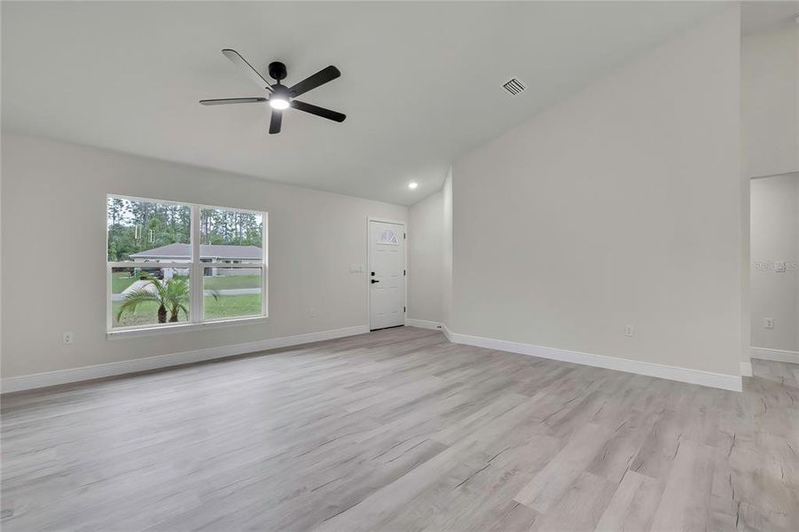 Spacious, unfurnished interior of a new home in , Dunnellon (Image 12).