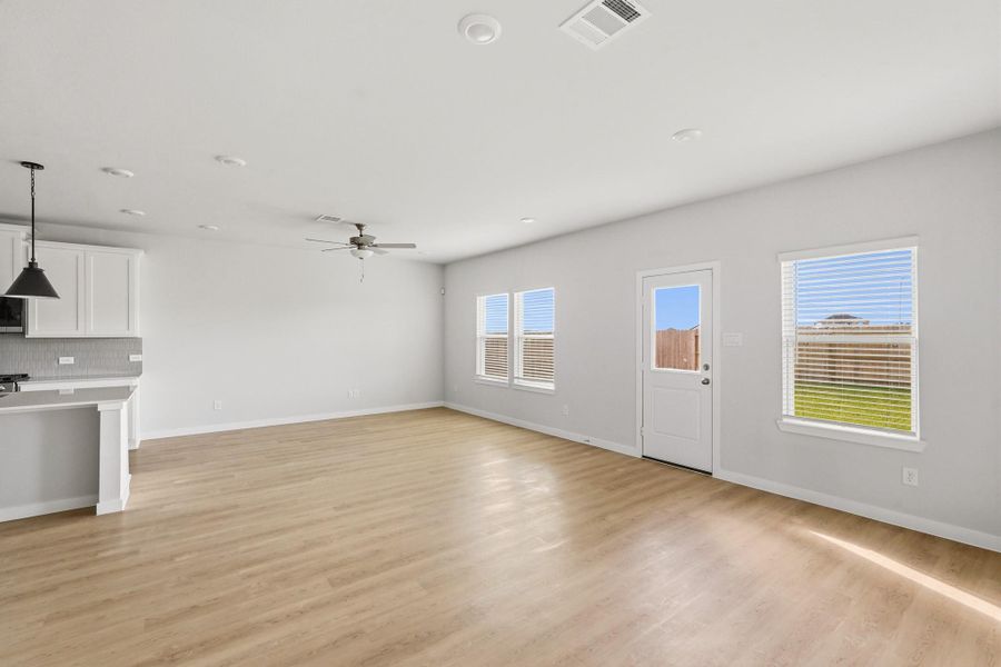 Spacious, unfurnished interior of a new home in Sanford Farms, Waller (Image 19).