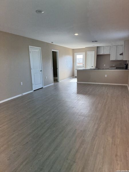 Spacious, unfurnished interior of a new home in Mission del Lago, San Antonio (Image 9).