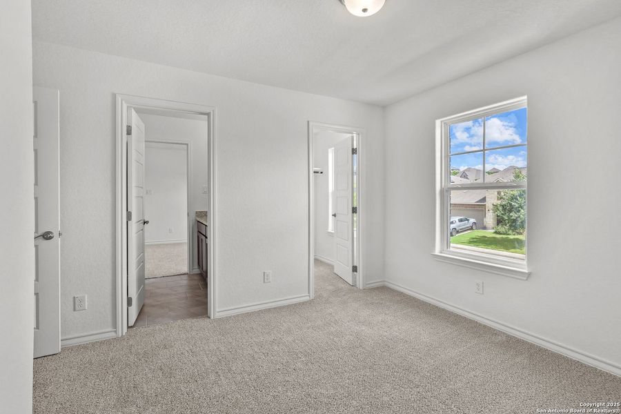 Spacious, unfurnished interior of a new home in Ladera, San Antonio (Image 34).
