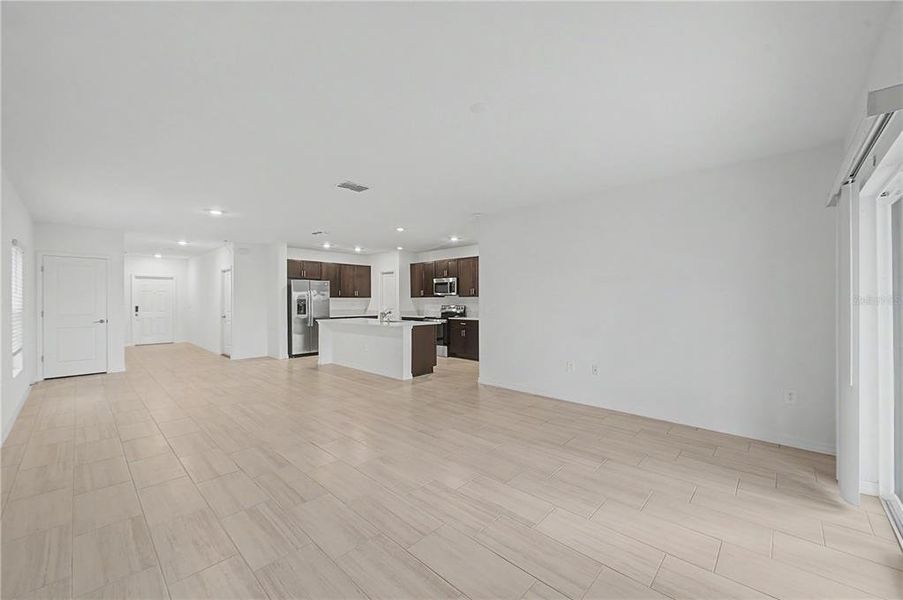 Spacious, unfurnished interior of a new home in Park East, Plant City (Image 22).