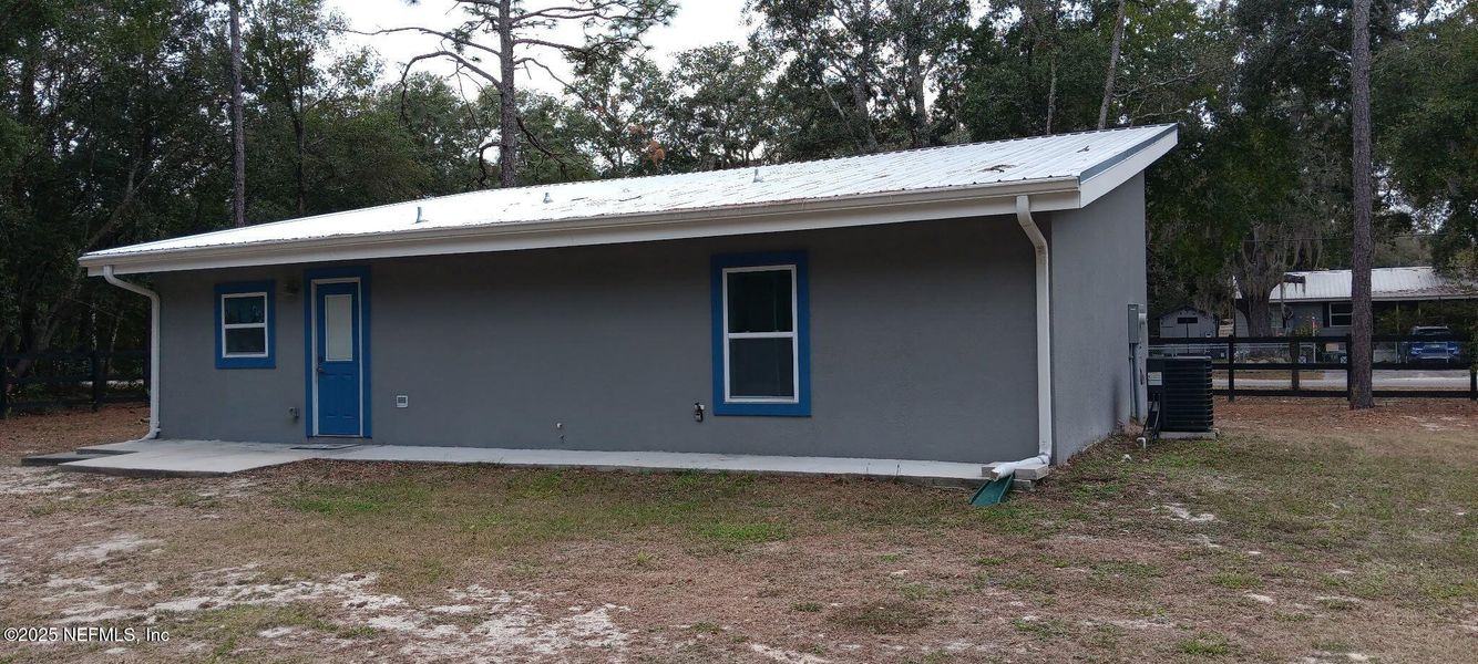 Exterior details and patio area of a home in , Interlachen (Image 16).