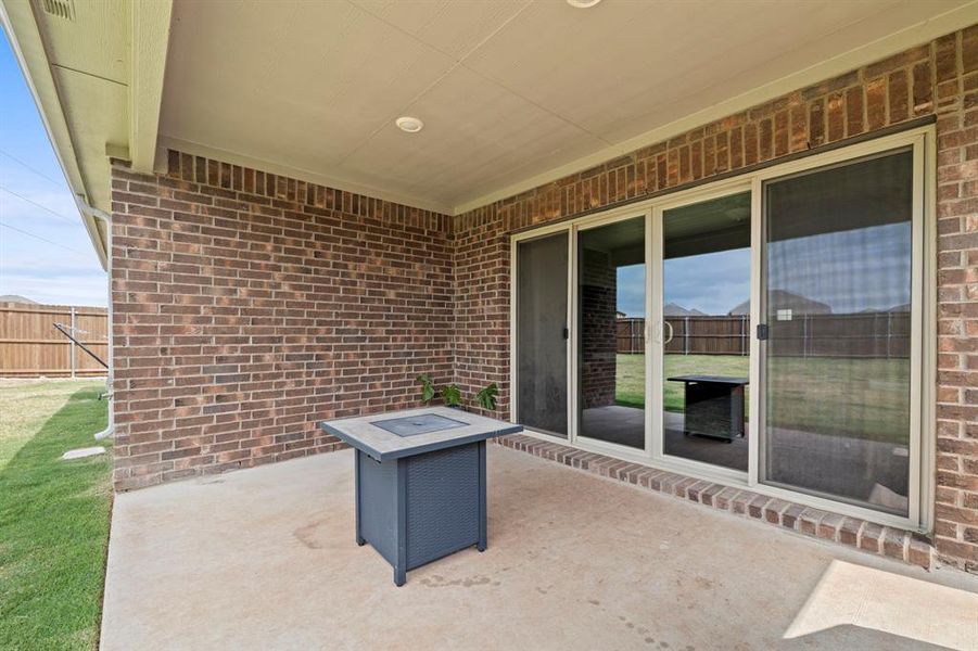 Exterior details and patio area of a home in Stonehaven, Seagoville (Image 27).