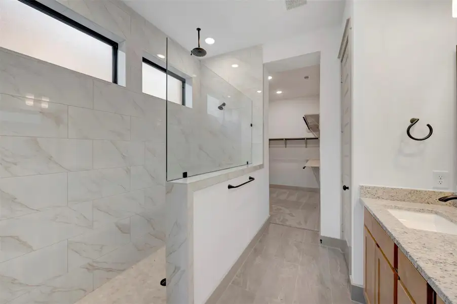 Furnished interior view inside a new home in The Highlands 40', Porter (Image 10).