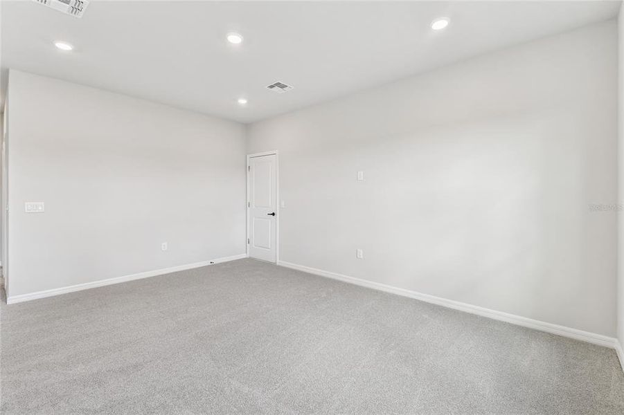 Spacious, unfurnished interior of a new home in John’s Lake North, Clermont (Image 27).